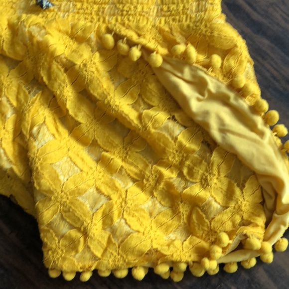 Cute dark mustard shorts size Large - Picture 7 of 9